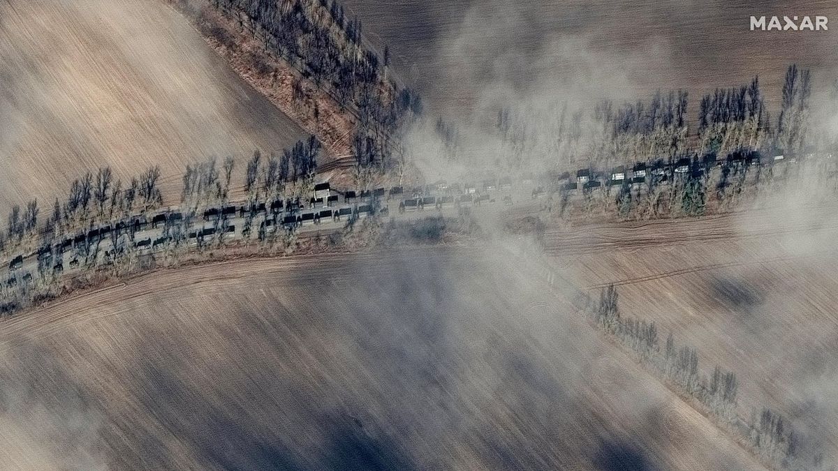 Satelitní snímky: Gigantická ruská kolona táhne na Kyjev